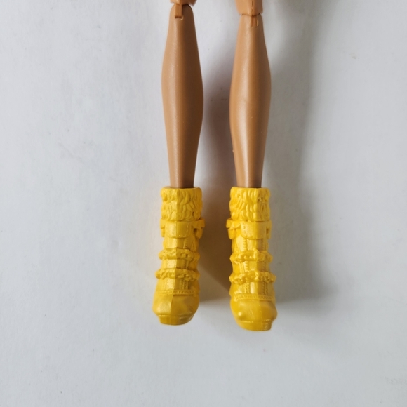 Monster High Doll Clawdeen Wolf Boo York Boo York Out-of-Tombers Shoes - Picture 4 of 9